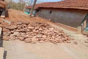 Dumka News: पीसीसी सड़क निर्माण में गुणवत्ताहीन 'जंगली लाल गोल बोल्डर' का हो रहा उपयोग