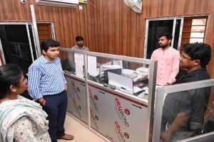 Pakur News: उपायुक्त का औचक निरीक्षण: वित्तीय वर्ष के आखिरी दिन कोषागार पहुंचे डीसी मनीष कुमार