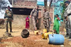 Palamu News: अवैध शराब के ठिकानों पर छापेमारी, भारी मात्रा में जावा महुआ नष्ट