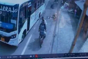 Pakur News: महिला को झांसे देकर करीब तीन लाख का गहना ले उड़े दो ठग 