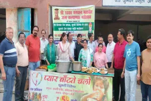 Koderma News: जैन समाज ने 220 जरूरतमंदों को कराया भोजन, सात वर्षों से जारी है 'प्यार बांटते चलो' अभियान