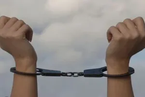 Dhanbad News: पुरानी रंजिश में दो पक्षों के बीच मारपीट व बमबाजी