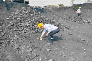 Dhanbad News: सीएमडी मनोज कुमार अग्रवाल ने ब्लॉक टू क्षेत्र की खदानों का किया निरीक्षण