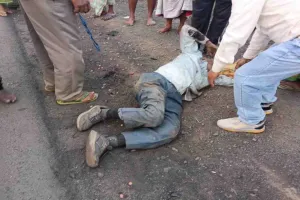 दो बाइक के बीच भीषण टक्कर, तीन घायल 