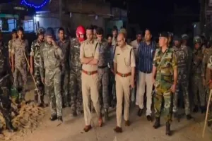 गढ़वा में महाष्टमी जुलूस पर पथराव, 19 गिरफ्तार, थाना प्रभारी लाइन हाजिर