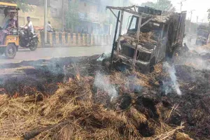 Dhanbad News: बिचाली लदे पिकअप वैन में लगी भीषण आग, वाहन जलकर खाक