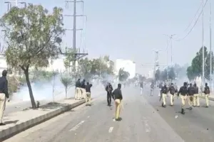 कराची दूतावास हिंसा: अमेरिका और इजराइल के विरोध में प्रदर्शन के दौरान गोलियों की चपेट में लोग