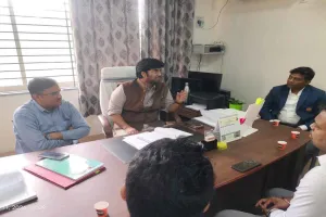 Hazaribagh News: घरेलू गैस, पेट्रोल-डीजल की आपूर्ति सामान्य, सदर एसडीओ ने की स्थिति की समीक्षा बैठक 