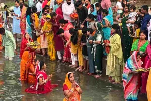 Dhanbad News: दामोदर नदी और तालाबों के तट पर उमड़ा श्रद्धालुओं का सैलाब