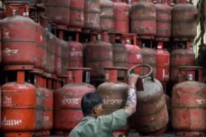 एलपीजी रिफिल बुकिंग नियम में कोई बदलाव नहीं,  लोग अफवाहों से बचें: केंद्र 