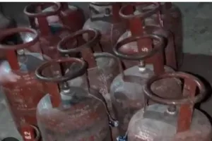 Bokaro News : अवैध गैस सिलेंडर भंडारण का खुलासा, दुकान में छापेमारी