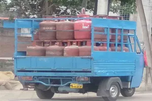 Sahebganj News : घरेलू सिलेंडर की कमी से उपभोक्ता परेशान, गैस एजेंसी के बाहर लग रही लंबी कतारें