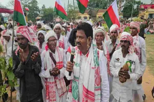 Khunti News: सरहुल पर तोरपा में भव्य शोभायात्रा, मांदर की थाप पर झूमे लोग