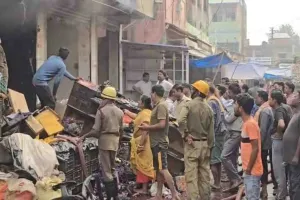 Dumka News: टीन बाजार स्थित पूजा सामग्री दुकान में भीषण आग 