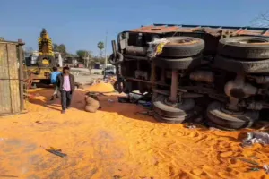 कोडरमा घाटी में दो ट्रकों की भीषण टक्कर, सड़क पर बिखरी दाल लूट ले गए लोग