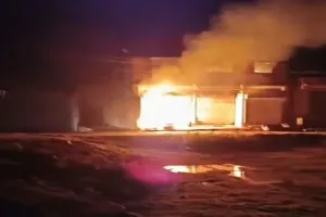 Koderma News: शॉर्ट सर्किट से फर्नीचर गोदाम में लगी भीषण आग, लाखों का नुकसान