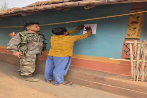 Pakur News: डकैती कांड में फरार आरोपी के घर इश्तिहार चस्पा