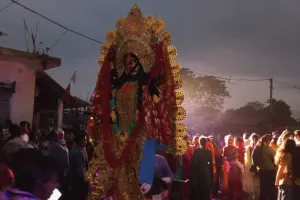 Pakur News: ‘जय मां काली’ के जयघोष से गूंजा गनपुरा, विसर्जन में दिखी जबरदस्त भीड़