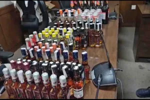 Hazaribagh News: रामनवमी को लेकर पुलिस की अवैध शराब व्यापार को लेकर छापेमारी 