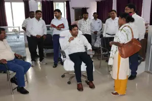 Dumka News: DC का औचक निरीक्षण: स्वच्छ भारत मिशन कार्यालय पहुंचे अभिजीत सिन्हा, कर्मियों में हड़कंप
