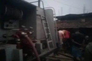 Pakur News: अचानक लगी आग से अफरा-तफरी, ग्रामीणों की तत्परता से टला बड़ा हादसा