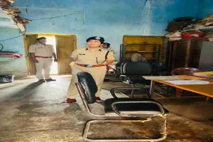 Pakur News : पुलिस अधीक्षक ने किया SC/ST थाना का निरीक्षण, लंबित कांडों की समीक्षा