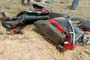 Chaibasa News : बाईपास के पास स्कूटी दुर्घटनाग्रस्त, दो युवकों ने तोड़ा दम
