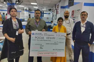 Koderma News: भारतीय स्टेट बैंक ने दो लाख व चालीस लाख सहायता राशि दिया