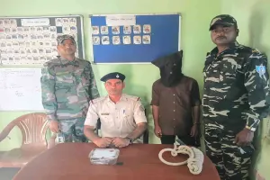 Deoghar News: फर्जी कस्टमर केयर बनकर करता था ठगी, मोबाइल-सिम-एटीएम कार्ड और नकद बरामद