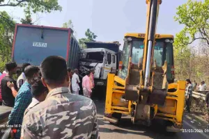 Dumka News: दो हाइवा आमने-सामने की टक्कर से भीषण हादसा, चालक घायल