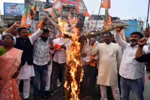 राष्ट्रपति का अपमान कर ममता बनर्जी ने पार की सारी हदें, भाजपा ने फूंका ममता बनर्जी का पुतला