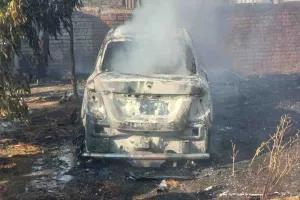 Giridih News: पार्किंग में खड़ी कार में भड़की भीषण आग, चपेट में आया घर