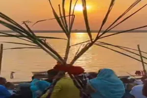 Sahebganj News: चैती छठ का समापन, उदयीमान सूर्य को अर्घ्य देकर व्रतियों ने किया पारण