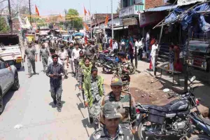 Palamu News: शहर में फ्लैग मार्च निकालकर पुलिस प्रशासन ने दिया शांति का संदेश