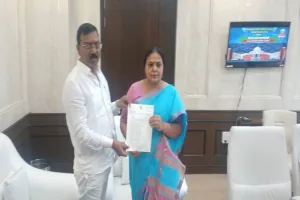 Hazaribagh News: ग्रामीण सड़कों की बदहाली पर विधायक रोशन लाल चौधरी सख्त, मंत्री को सौंपा मांग पत्र