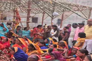 Koderma News: श्री श्री 1008 नवदिवसीय शतचंडी महायज्ञ को लेकर भव्य शोभायात्रा व ध्वजारोपण