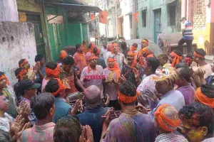 Dhanbad News: पुलिस लाइन में अधिकारियों ने परिवार संग पूरे उत्साह और उमंग के साथ मनाया होली का जश्न