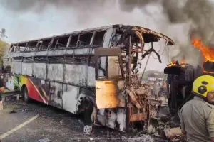 मौत का मोड़: रफ़्तार के कहर ने बस को बनाया आग का गोला, 14 की दर्दनाक मौत