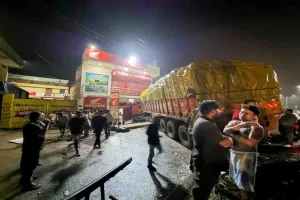 Dumka News: टायर फटने से अनियंत्रित ट्रक होंडा शोरूम में घुसा