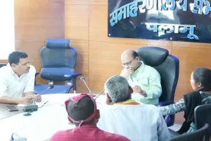 Palamu News: जनता दरबार में सुनी गईं लोगों की समस्याएं 
