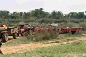 Dumka News: अवैध बालू लदे 5 ट्रैक्टर ग्रामीणों ने पकड़े, पुलिस को सौंपा  