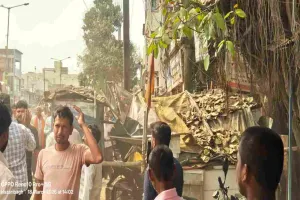 बरही में अतिक्रमण के खिलाफ प्रशासन ने बुलडोजर से की कार्रवाई