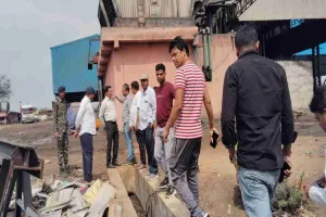 Ramgarh News : फैक्ट्री की पोल खुली, जहरीले धुएँ और केमिकल पानी से बीमार हो रहे लोग