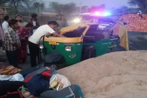 Koderma News: घर लौट रहे प्रवासी मजदूरों का ऑटो पलटा, 5 घायल, 2 की हालत नाजुक