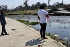 छत्तरपुर में छठ घाटों की सफाई, नगर अध्यक्ष ने खुद संभाला मोर्चा