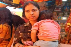 Palamu News: 8 महीने की बच्ची के साथ मेले में तैनात महिला सिपाही, कर्तव्य और मां का अनोखा संगम