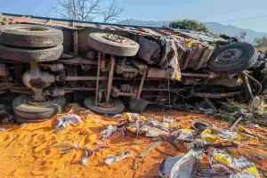 कोडरमा घाटी में दो ट्रकों की टक्कर, मदद छोड़ दाल लूटने की होड़