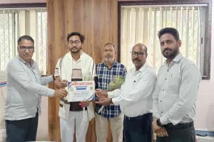 Koderma News: सेक्रेड हार्ट स्कूल का पूर्व छात्र अंजुम मिसवाह बने डॉक्टर, विद्यालय में किया गया सम्मान