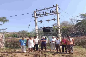Palamu News: संदीप पासवान के प्रयास से जला ट्रांसफार्मर बदला, गांव में बहाल हुई बिजली