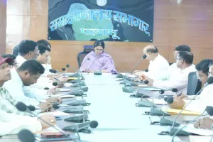 Palamu News: राजस्व संग्रहण की समीक्षा बैठक, सभी विभागों को राजस्व संग्रहण में तेज़ी लाने के निर्देश 